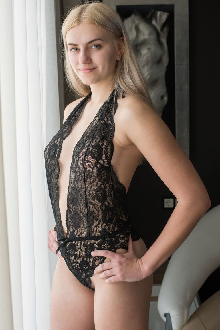 21P L'étonnante blonde Susann enlève son body en dentelle et exhibe sa chatte poilue