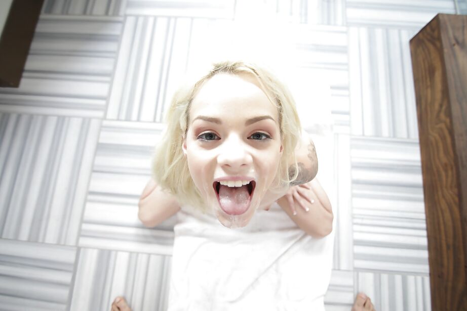 16P La jeune blonde Elsa Jean se fait brutalement baiser en POV par une chatte rasée dans la salle de bain.