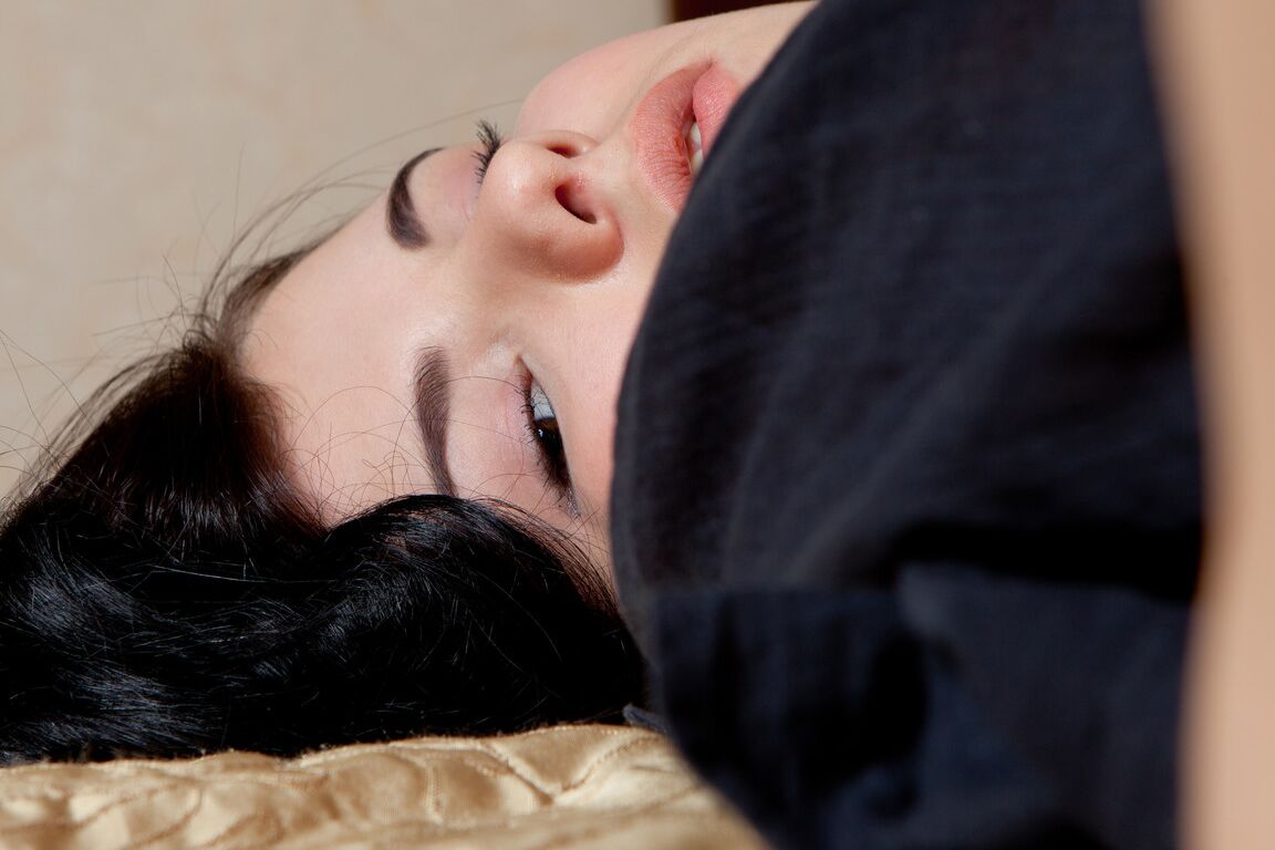 20P Gata gordinha com peitos pequenos Debora exibe sua vagina suculenta na cama