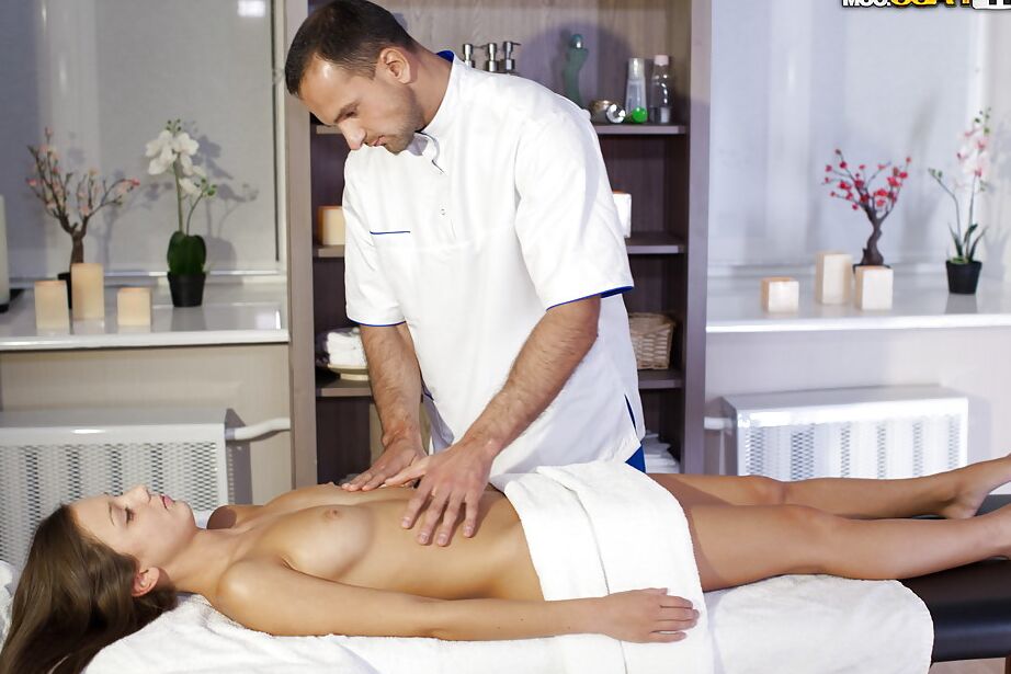 16P Pequena garota europeia Foxi Di recebendo massagem e lambendo buceta