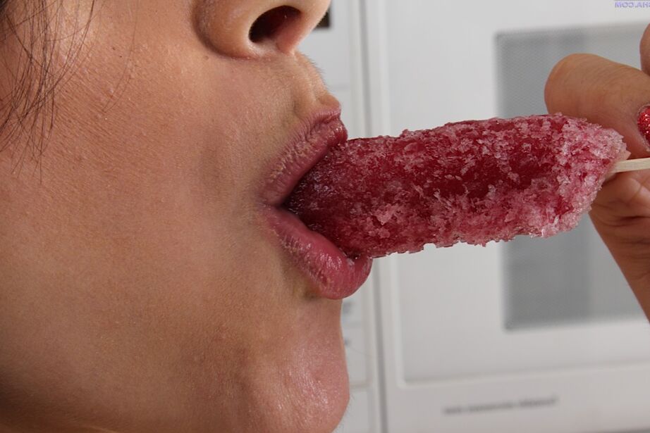 16P キラ・ボスワースが焼けるようなアイスクリームマンコのオナニーシーンを披露