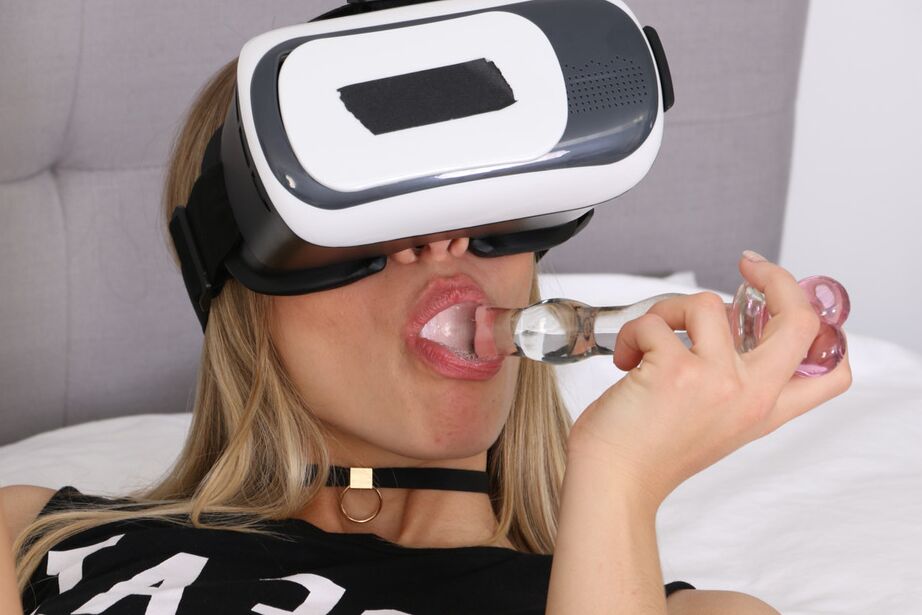 16P A adolescente loira Khloe Kapri coloca seus óculos de realidade virtual antes de se masturbar