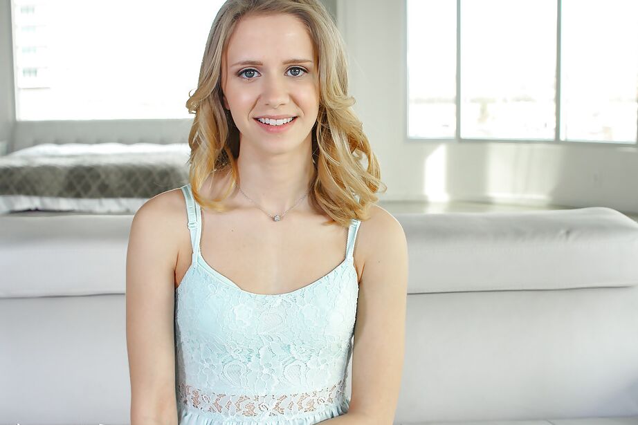 16P A adolescente loira Rachel James posando totalmente vestida com um vestido branco