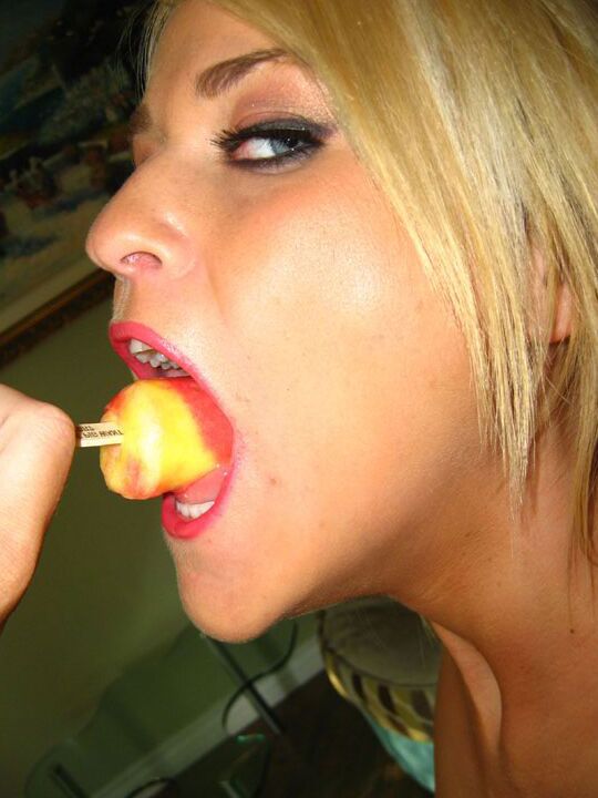 19P La cachonda adolescente amateur Mc Kenzie Miles se quita la ropa y chupa una paleta
