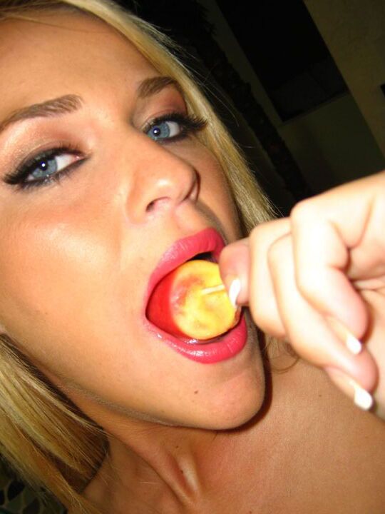 19P La cachonda adolescente amateur Mc Kenzie Miles se quita la ropa y chupa una paleta