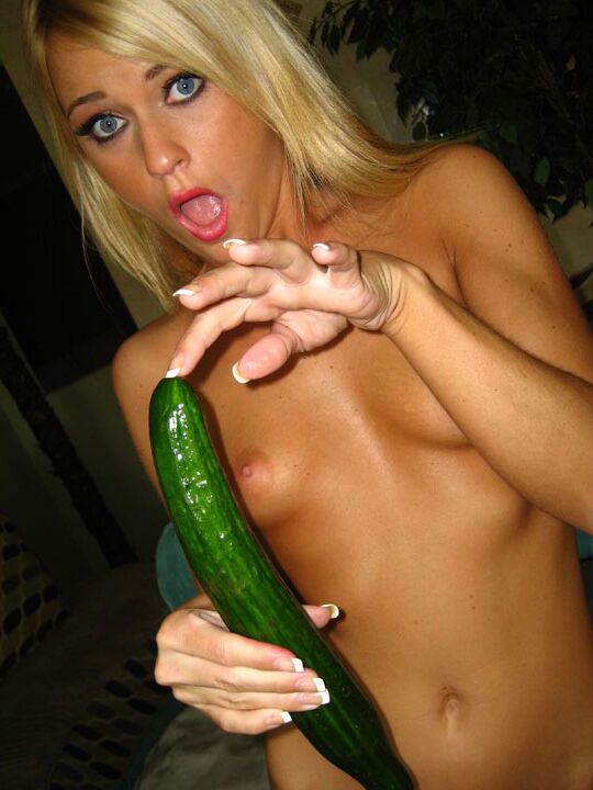 19P La cachonda adolescente amateur Mc Kenzie Miles se quita la ropa y chupa una paleta