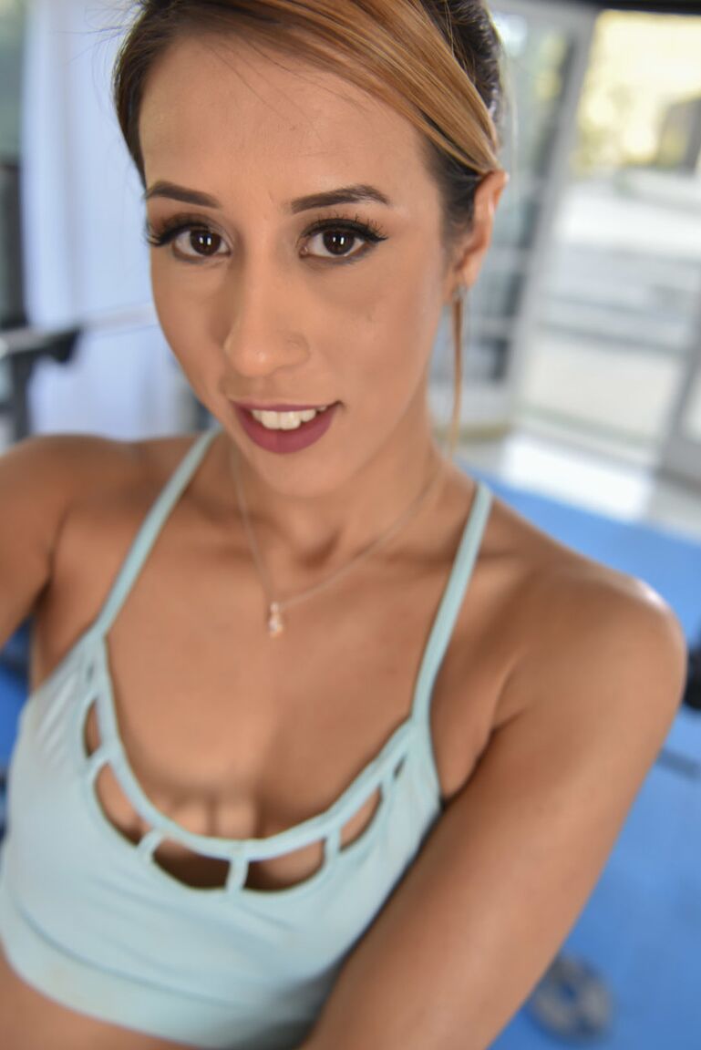 19P La sexy Demi López engrasa su culo caliente en forma de corazón