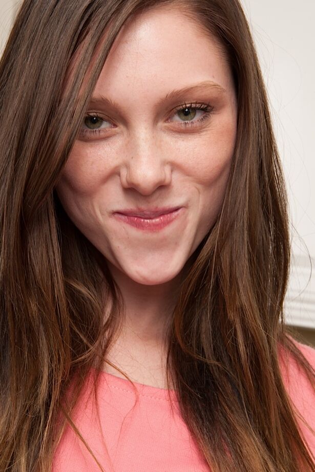 16P La linda adolescente Shae Snow se desnuda y muestra su coño afeitado