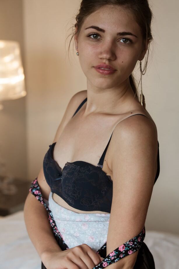 18P Nena adolescente de piernas largas deslizando las bragas sobre el coño y el culo afeitados mientras se desnuda