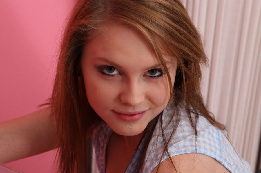 16P Sweetie Phoebe está chupando sua linda urina e engolindo!