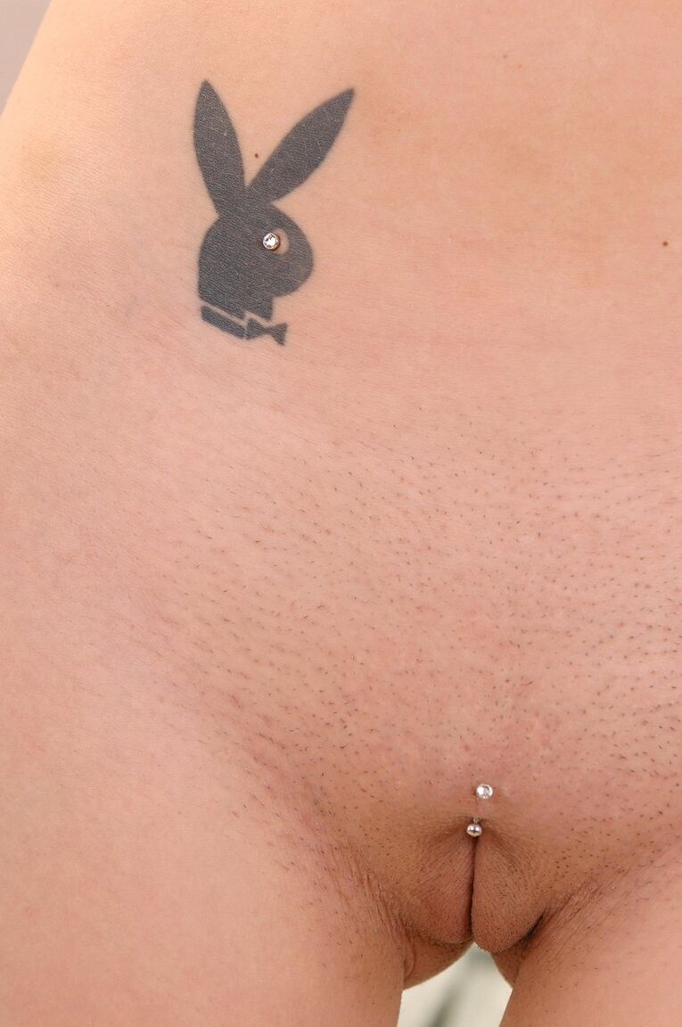 Antonia, une européenne de 21P, révèle ses seins parfaits et exhibe son clitoris percé.
