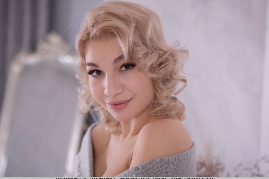 18P セクシーなブロンドのティーン、アメリア・ドーンがヌードで自信を持って素晴らしい体を披露