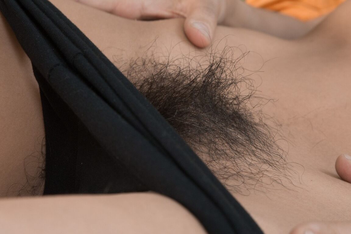 16P La amateur acrobática Ananda Ray abre de par en par los labios de su coño peludo
