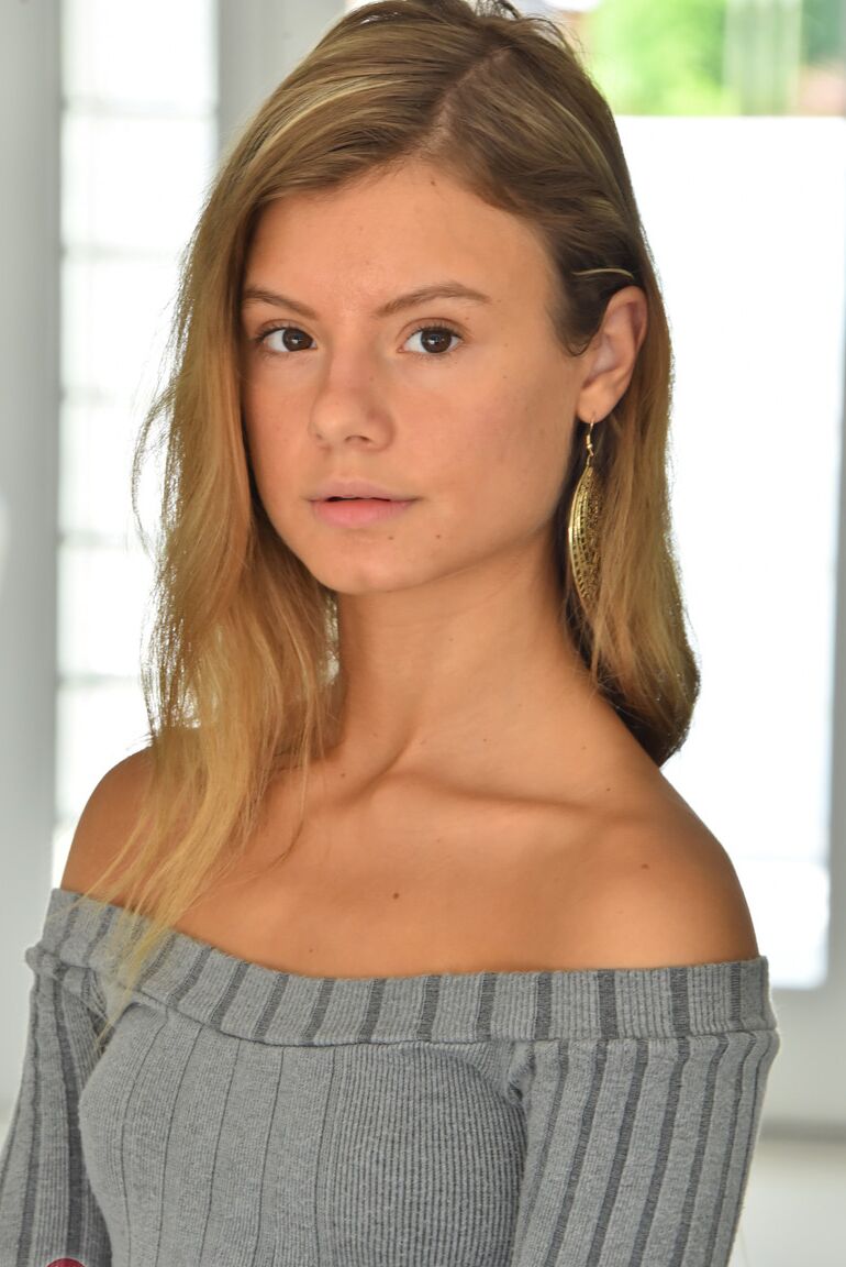 21P A loira baixinha Asuna Rose tira o vestido e posa nua