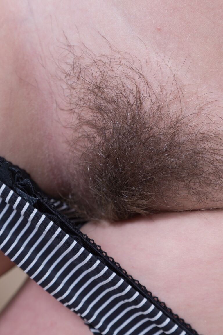 17P A atraente Elza Mia faz um strip-tease quente para revelar sua buceta peluda de perto