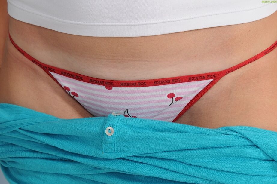 16P La MILF Chelsea Dunes montre son joli trou poilu sans culotte