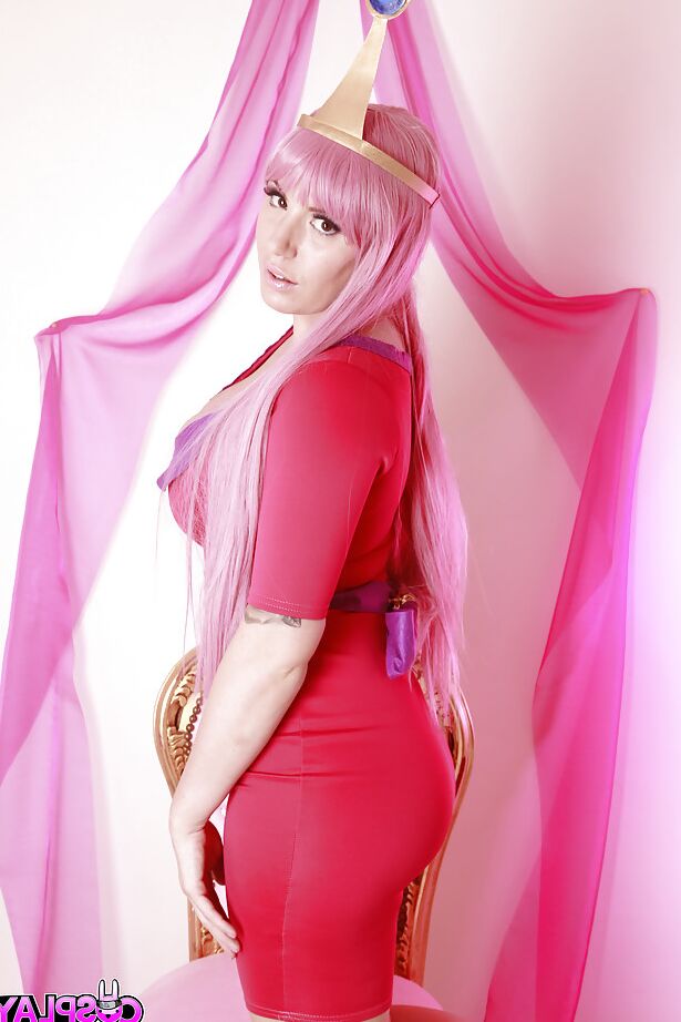 Yuffie Yulan, mignonne cosplayeuse 16P, pose dans une robe moulante et des talons.