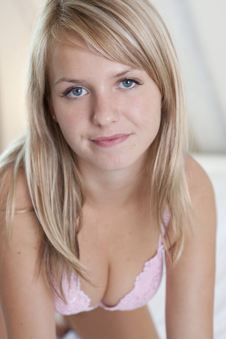 21P L'adorable adolescente Bella C expose son corps incroyable et pose sur un lit