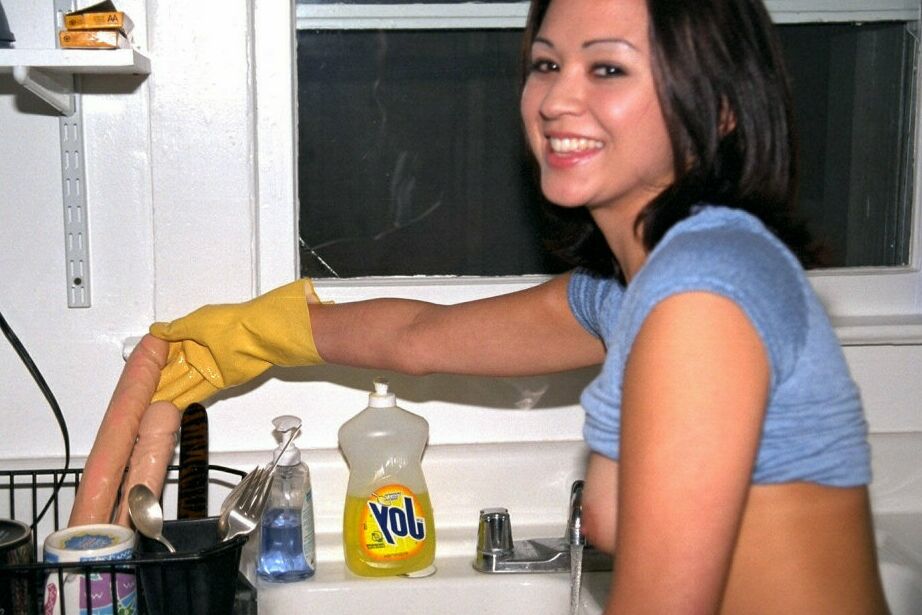 16P Latina amadora Lokelanie acariciando a boceta calva na cozinha com luvas de borracha