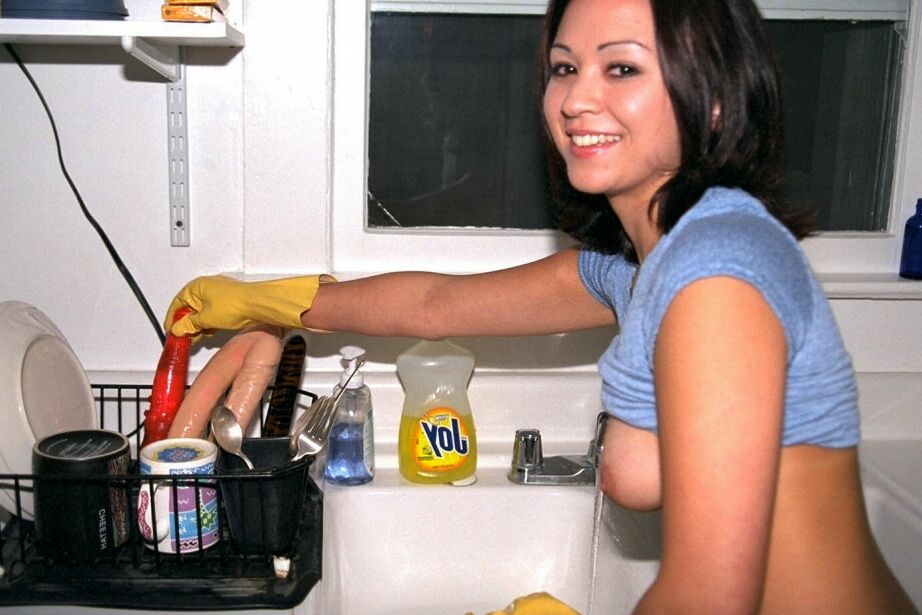 16P Latina amadora Lokelanie acariciando a boceta calva na cozinha com luvas de borracha
