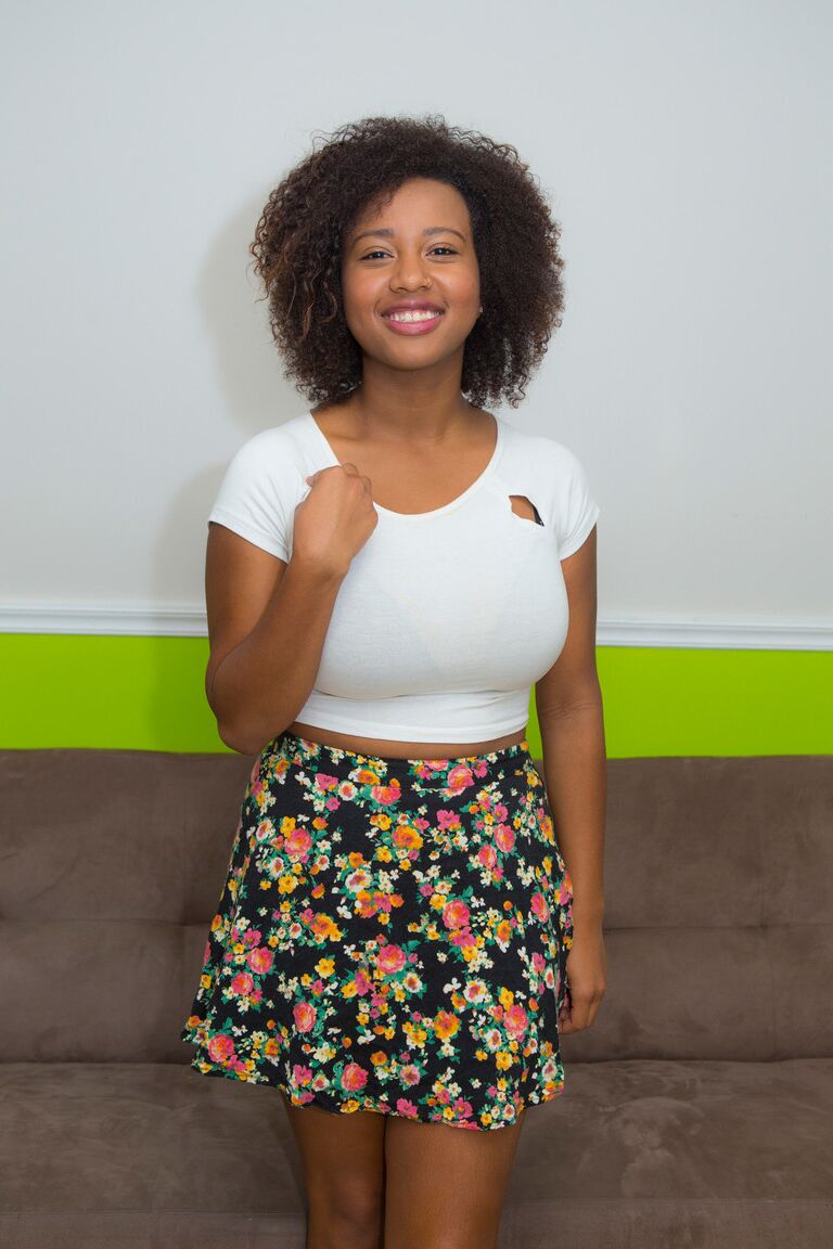 16P La sexy de ébano Whitney Williams muestra sus grandes pezones y sus pechos caídos