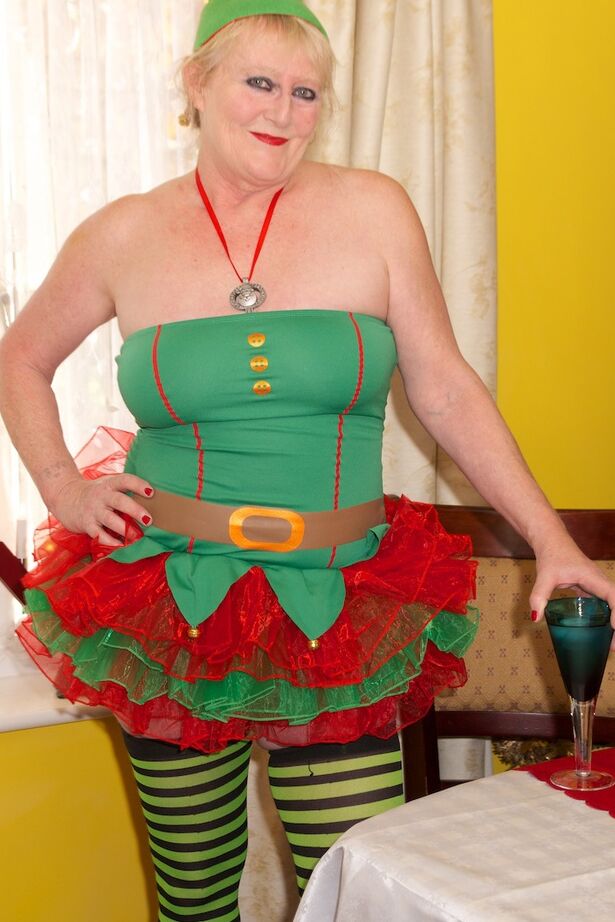 20P La mamie blonde Claire Knight se doigte à Noël en hauts de cuisse rayés