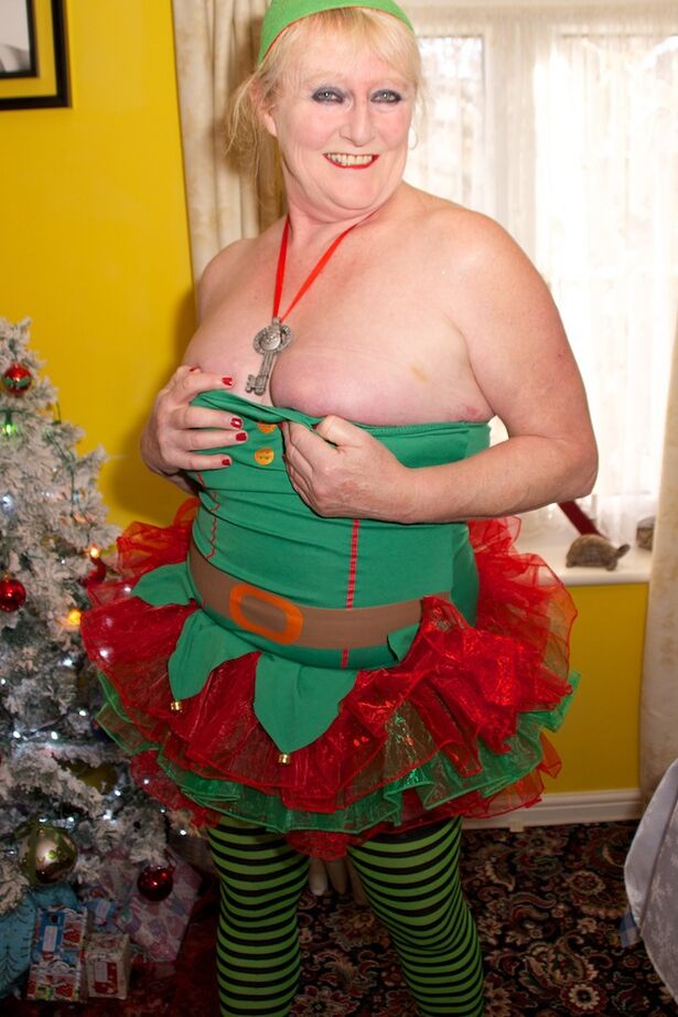 20P La mamie blonde Claire Knight se doigte à Noël en hauts de cuisse rayés