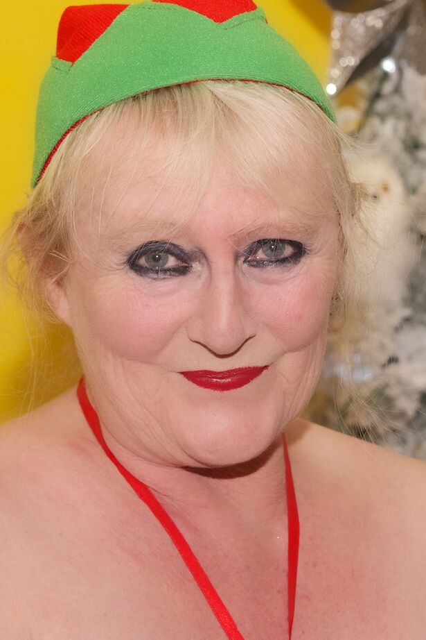20P La mamie blonde Claire Knight se doigte à Noël en hauts de cuisse rayés