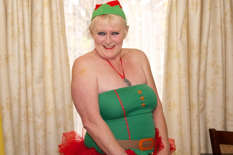 20P La mamie blonde Claire Knight se doigte à Noël en hauts de cuisse rayés