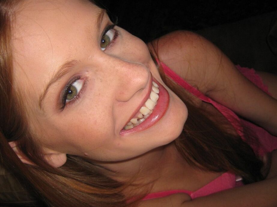 16P Layla Exx, embarazada desnuda, juega con sus tetas lechosas antes de masturbarse