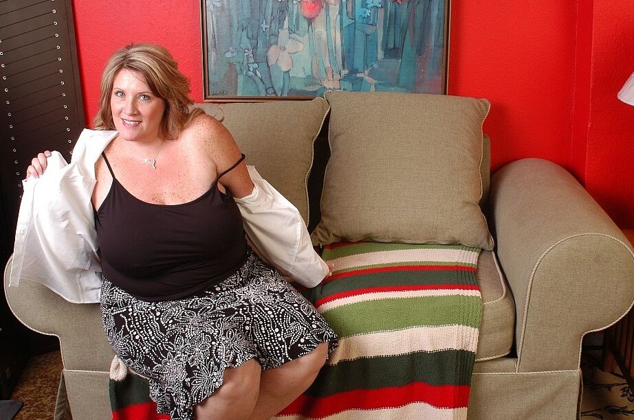 16P Fatty SSBW mature Deedra se déshabille et pose sans vêtements
