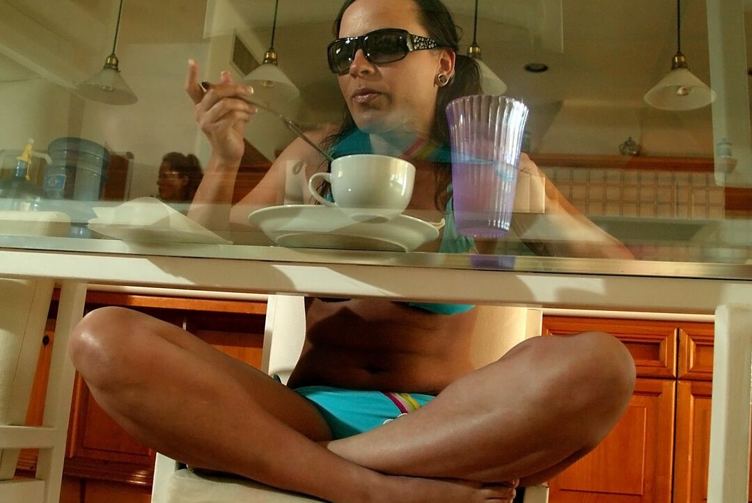 20P Madura traviesa Dee Williams enseña sus grandes tetas en la mesa del desayuno