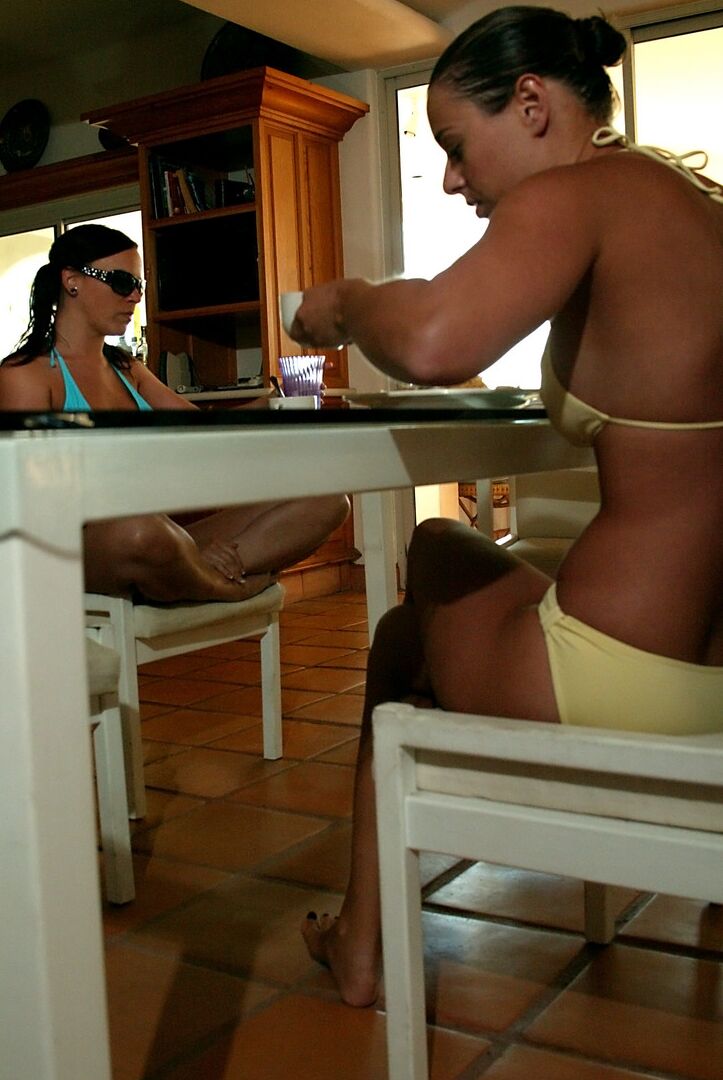 20P Madura traviesa Dee Williams enseña sus grandes tetas en la mesa del desayuno