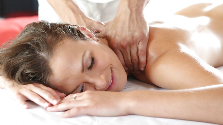 16P Lily Love é fodida e facializada após uma massagem sensual e oleosa