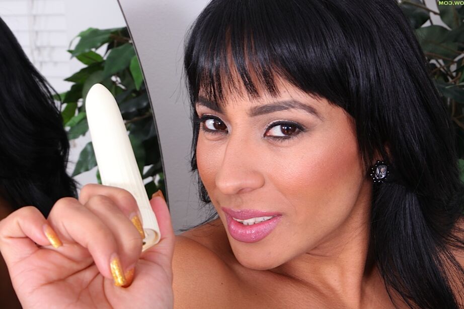 Die 16P großbrüstige Latina Becca Diamond masturbiert am liebsten alleine