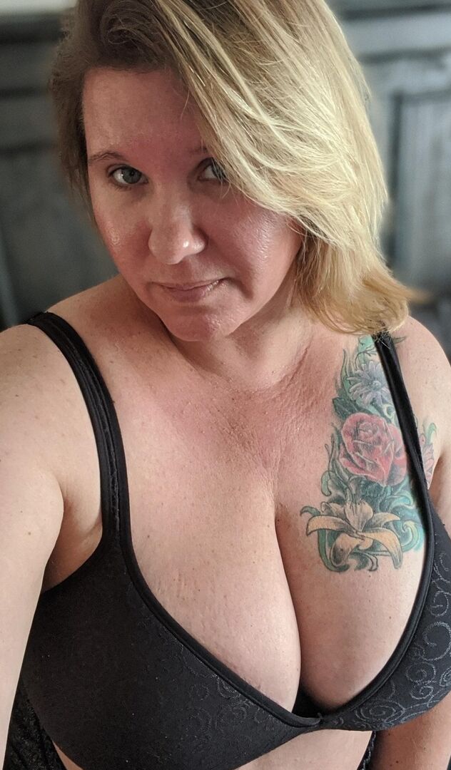 20P Femme mature en surpoids, la plantureuse Kris Ann prend un bain lors de fiançailles nues