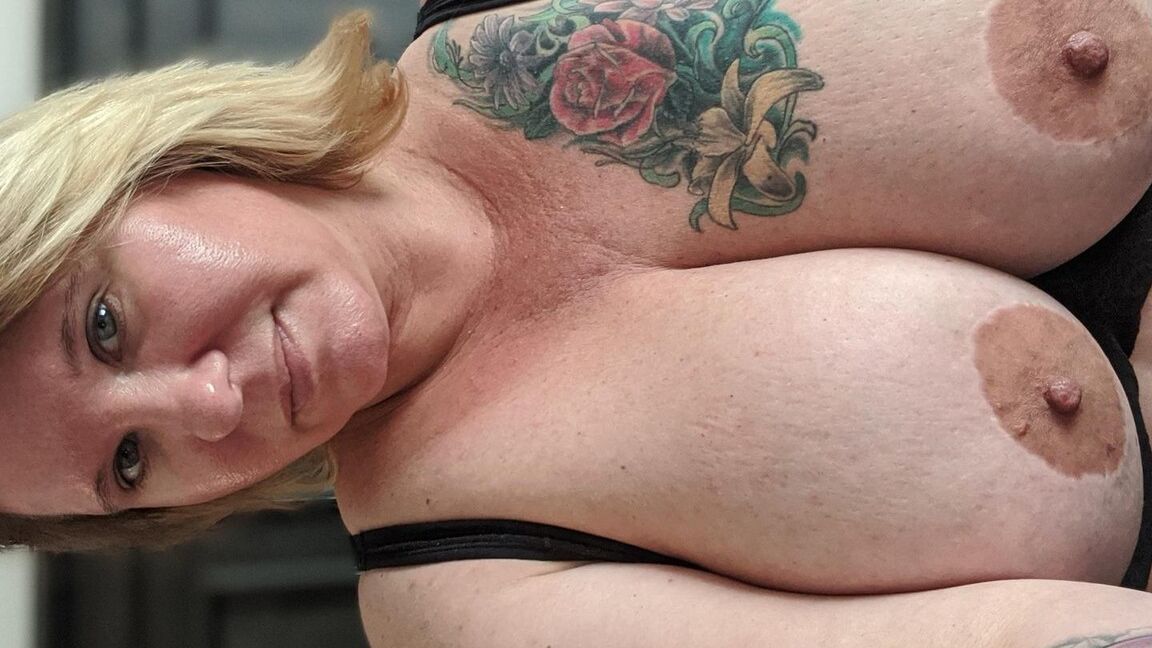 20P Femme mature en surpoids, la plantureuse Kris Ann prend un bain lors de fiançailles nues