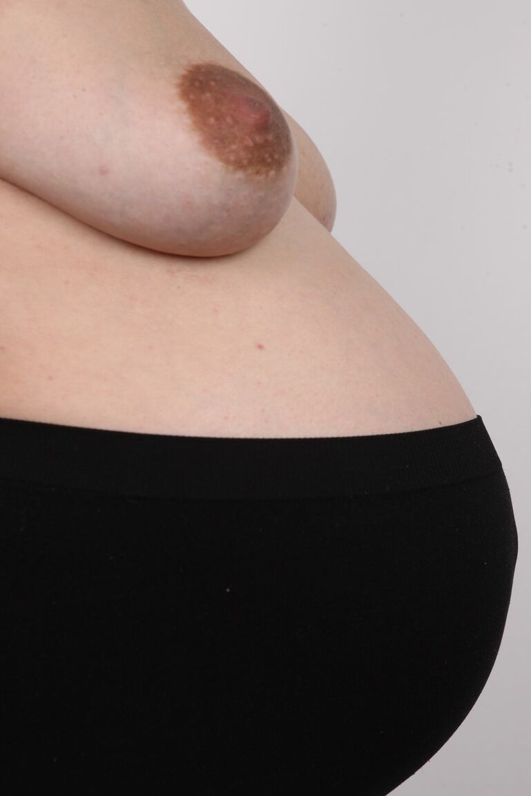 Óculos 20P Andela tira tiras para mostrar seu corpo sexy de grávida nua