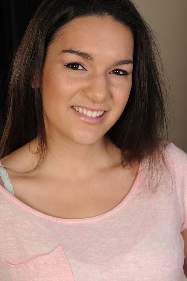 16P Teenie-Hottie Brooke Lexington schiebt Shorts über den straffen Arsch, um die Fotze zu spreizen