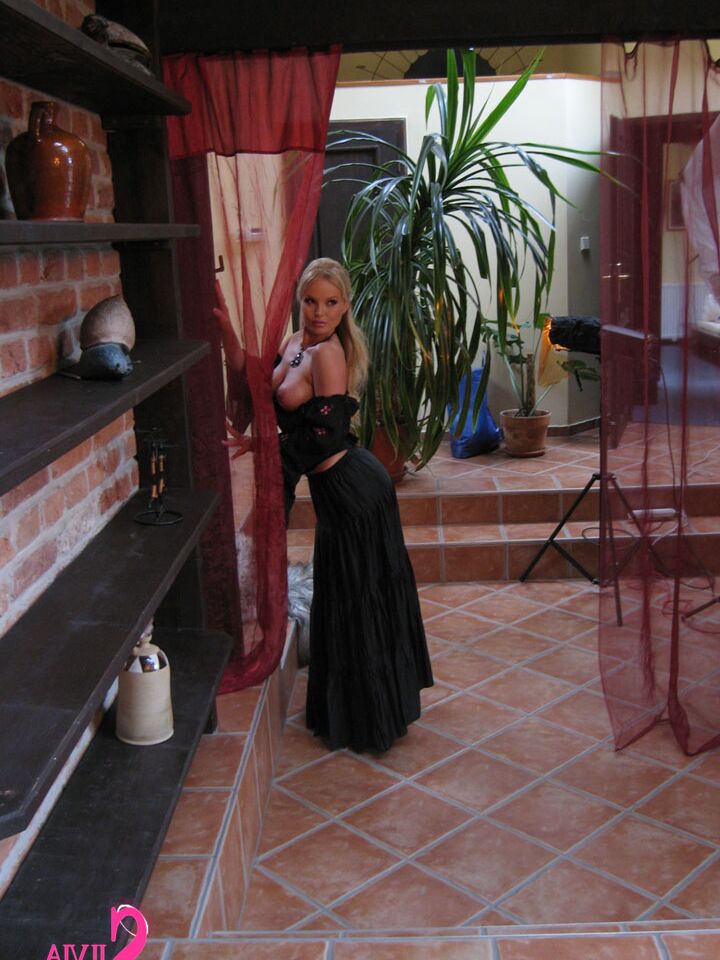 15P Linda loira Silvia Saint casualmente fica nua em casa