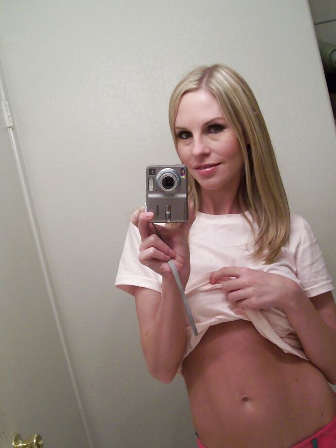 16P Rubia tetona Aimee desnudando su impresionante culo y coño