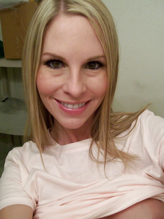 16P Rubia tetona Aimee desnudando su impresionante culo y coño