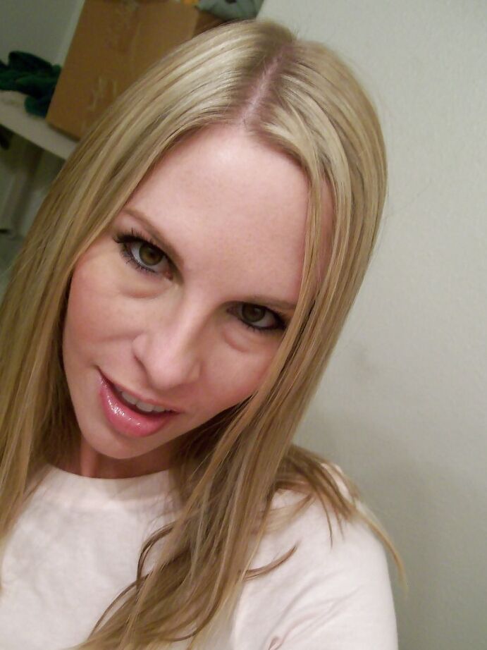 16P Rubia tetona Aimee desnudando su impresionante culo y coño