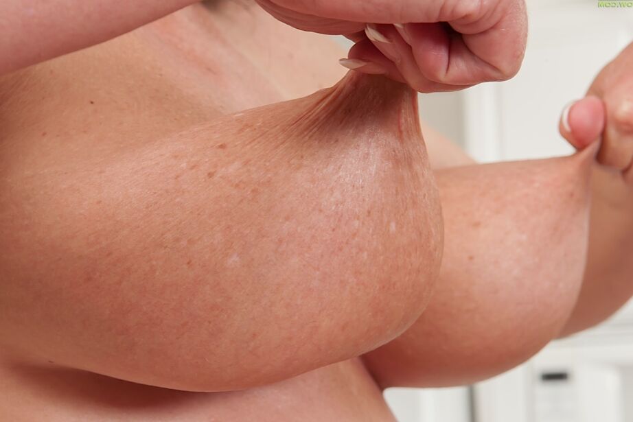 16P Die bekleidete reife Brünette Pepper Ann neckt ihre feuchte Vagina