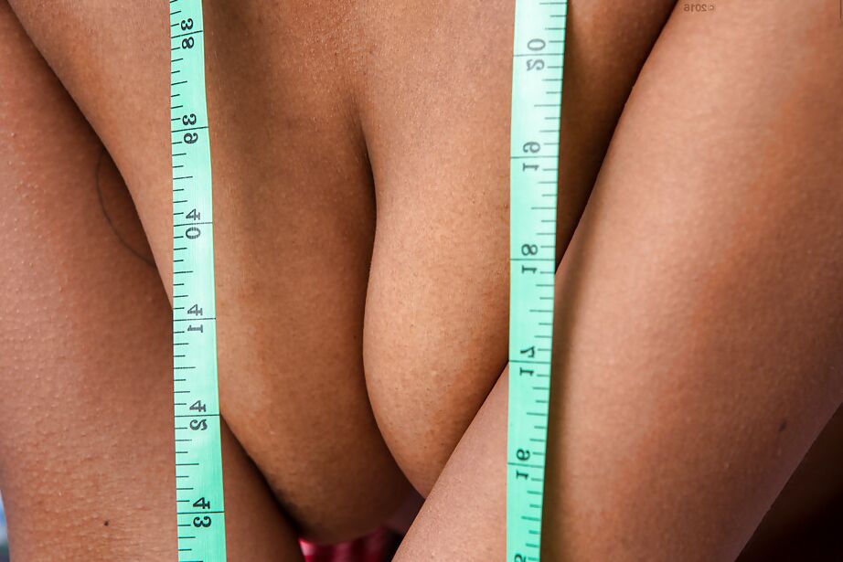 16P Garota amadora negra solo tira a calcinha para revelar uma bela bunda e uma vulva peluda