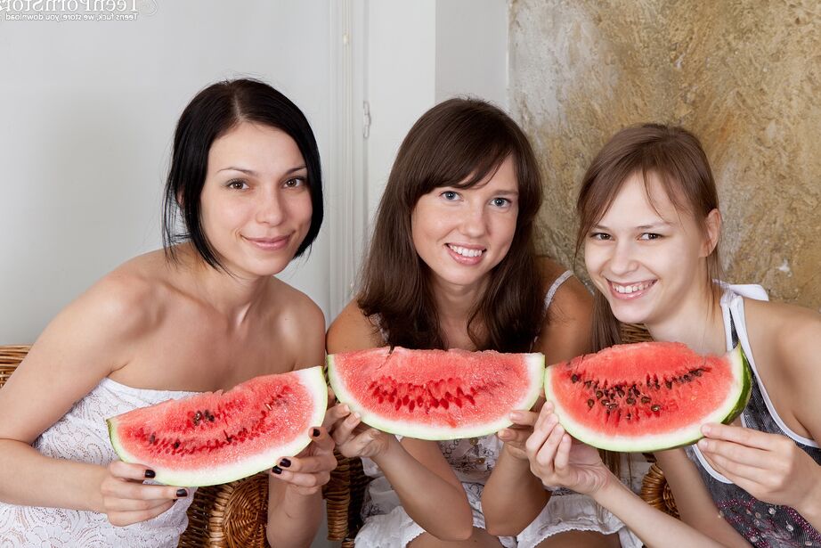 20P Três meninas cobrem o corpo nu com sementes enquanto comem uma melancia