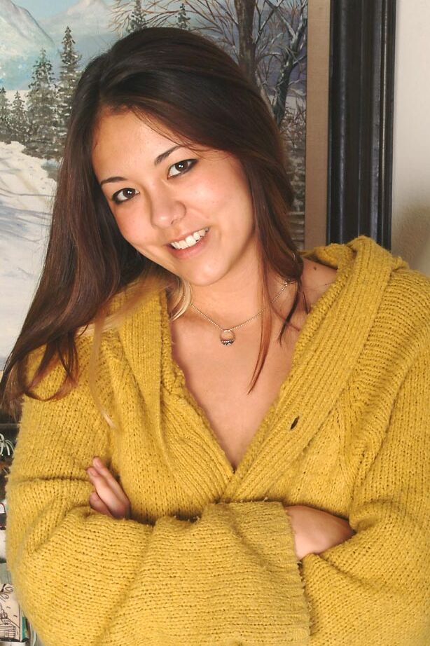16P A fofa asiática Tiffany exibindo castor oriental peludo em poses solo