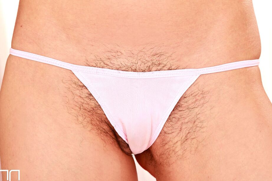 16P La pelirroja glamorosa Pepper abre sus muslos para revelar su pequeño coño peludo