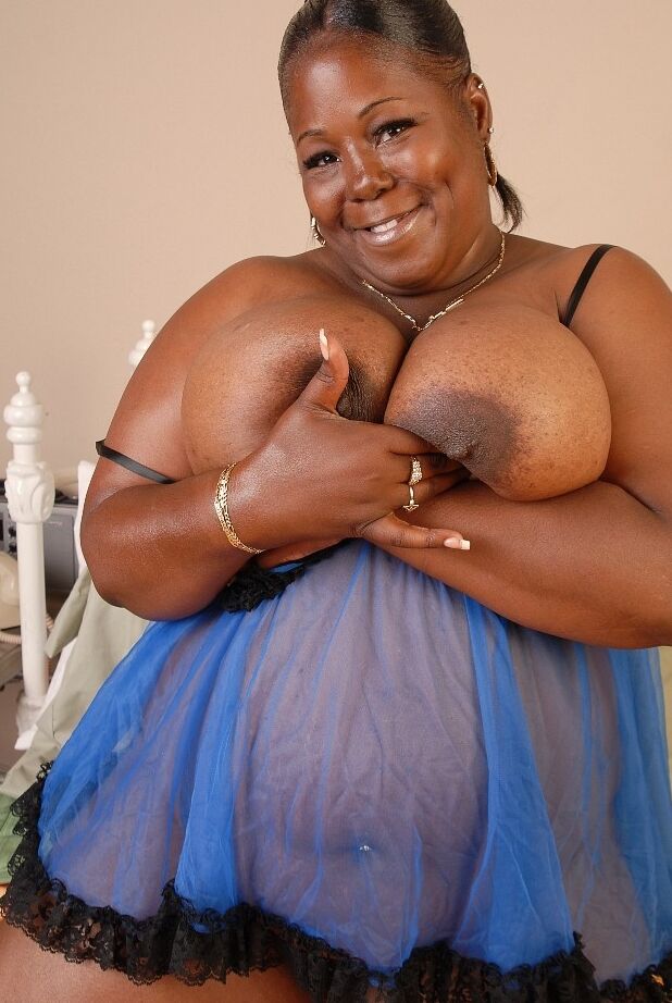 16P Fatty ebony Subrina mostra seus incríveis peitos pretos grandes!