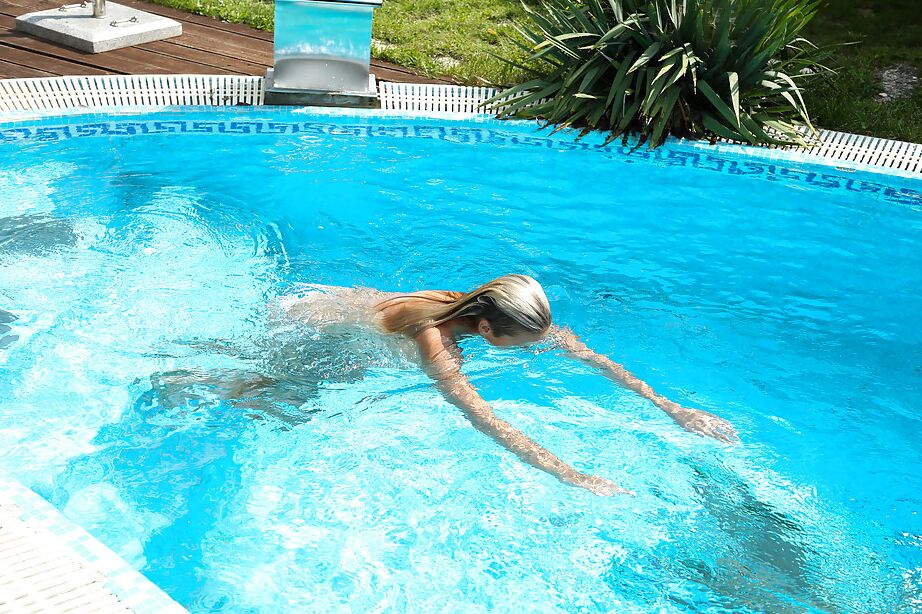 16P La jeune blonde Christen nage nue dans la piscine et se masturbe